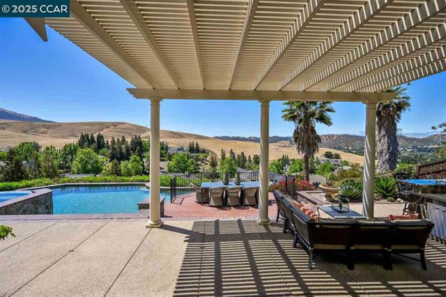 460 Silver Hollow Drive, Walnut Creek CA: https://media.crmls.org/mediaz/8902edc9-00b7-4254-a98c-4af129f6113f.jpg