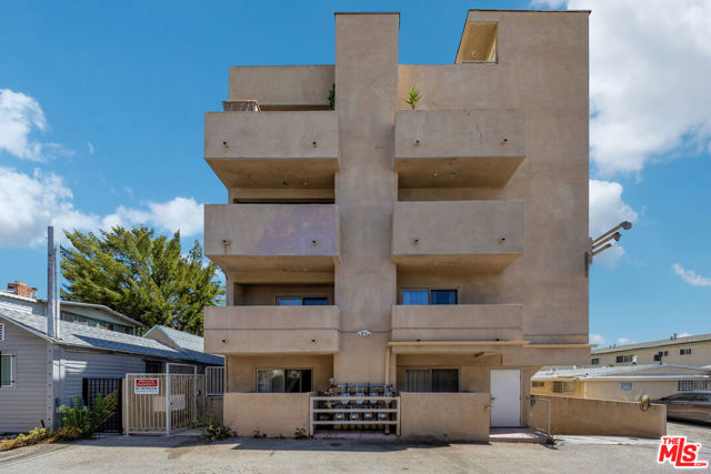 1409 Armacost Avenue, Los Angeles CA: https://media.crmls.org/mediaz/89047e59-f3e2-4c0f-89fe-587c7d4c19c2.jpg