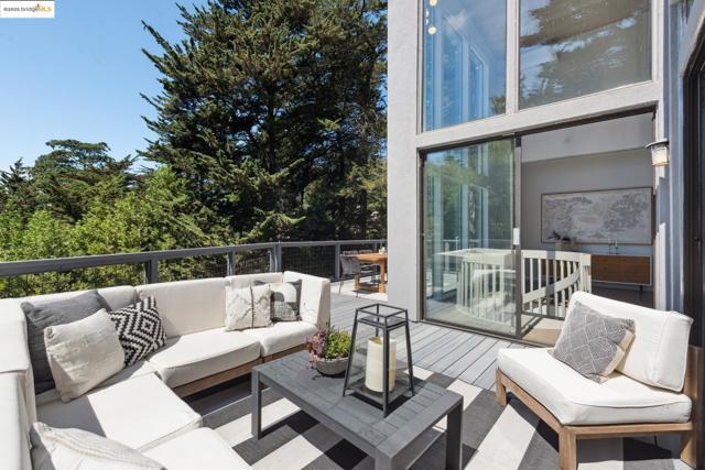 2861 Chelsea Drive, Oakland CA: https://media.crmls.org/mediaz/8904acc2-6d86-4c28-bc46-c5e735009522.jpg