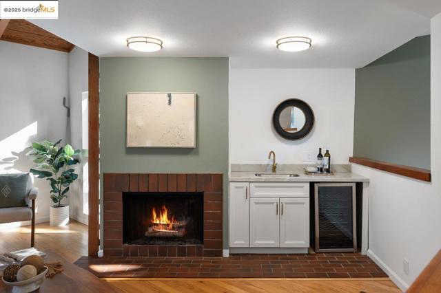 2112 Manzanita Dr, Oakland CA: https://media.crmls.org/mediaz/8904d70e-967f-453c-8be8-5772dbe2c90b.jpg