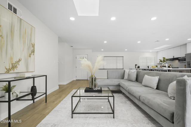 174 Wendy Drive, Thousand Oaks CA: https://media.crmls.org/mediaz/8904e49c-9652-4149-9215-c5a4435736d3.jpg