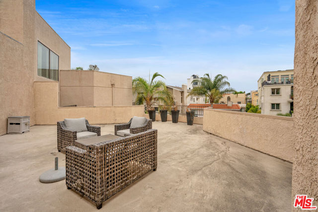 1633 S Bentley Avenue, West Los Angeles CA: https://media.crmls.org/mediaz/89056008-1f4e-41a0-8248-fbefda5810ad.jpg
