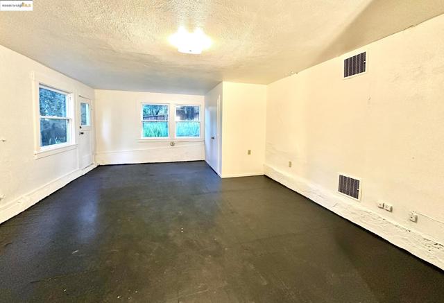 6014 La Salle Ave, Oakland CA: https://media.crmls.org/mediaz/890572de-0952-4ec4-8b70-acfd63a0b761.jpg