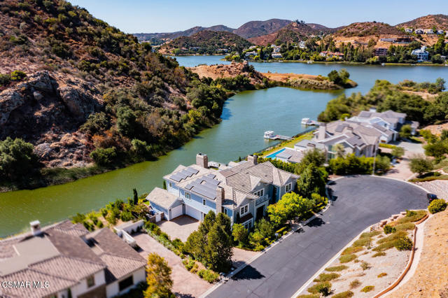 2385 Calbourne Court, Lake Sherwood CA: https://media.crmls.org/mediaz/8905f4b2-9433-4f3b-acdf-08e5caed3694.jpg