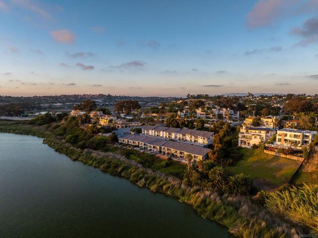 2399 Jefferson St, Carlsbad CA: https://media.crmls.org/mediaz/890719e7-6146-40cf-8b19-1b314462326c.jpg