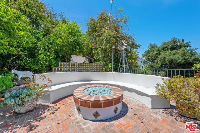 16582 Calneva Drive, Encino CA: https://media.crmls.org/mediaz/8908e754-267e-4d3c-9925-62b05489b616.jpg