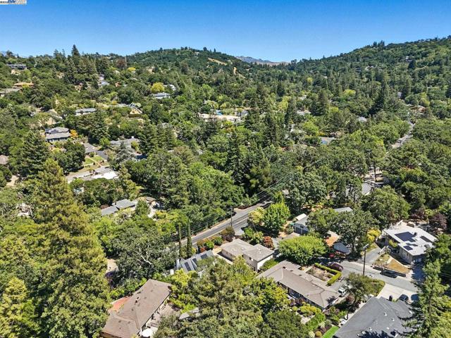 160 Moraga Way, Orinda CA: https://media.crmls.org/mediaz/8908eb9a-1d21-49fa-8b4b-c7185c03ee47.jpg