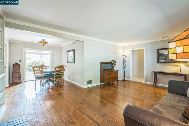 448 Cumberland Dr, Pleasant Hill CA: https://media.crmls.org/mediaz/890911a5-657e-4c0e-858b-b55e0331dc72.jpg