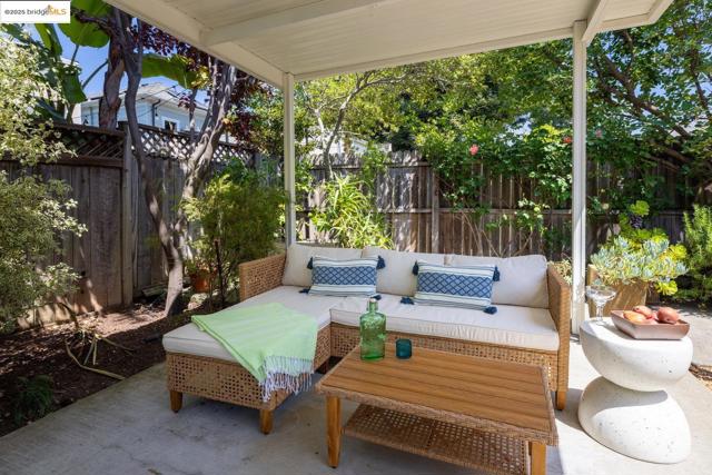 824 Arlington Avenue, Oakland CA: https://media.crmls.org/mediaz/89091a7e-4351-459a-9c00-cefa3aa5478c.jpg
