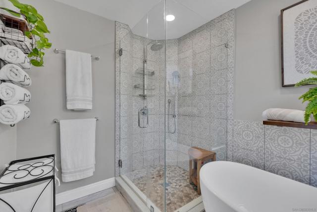2106 Laura Dr, Escondido CA: https://media.crmls.org/mediaz/8909a278-a0b6-40e8-af11-cfbbda00bff1.jpg