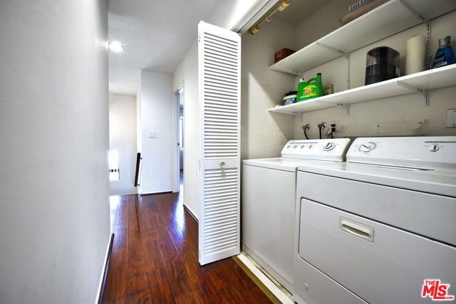 11911 Magnolia Boulevard, Valley Village CA: https://media.crmls.org/mediaz/8909f1ee-77ee-4e81-a7fe-362d330ea680.jpg