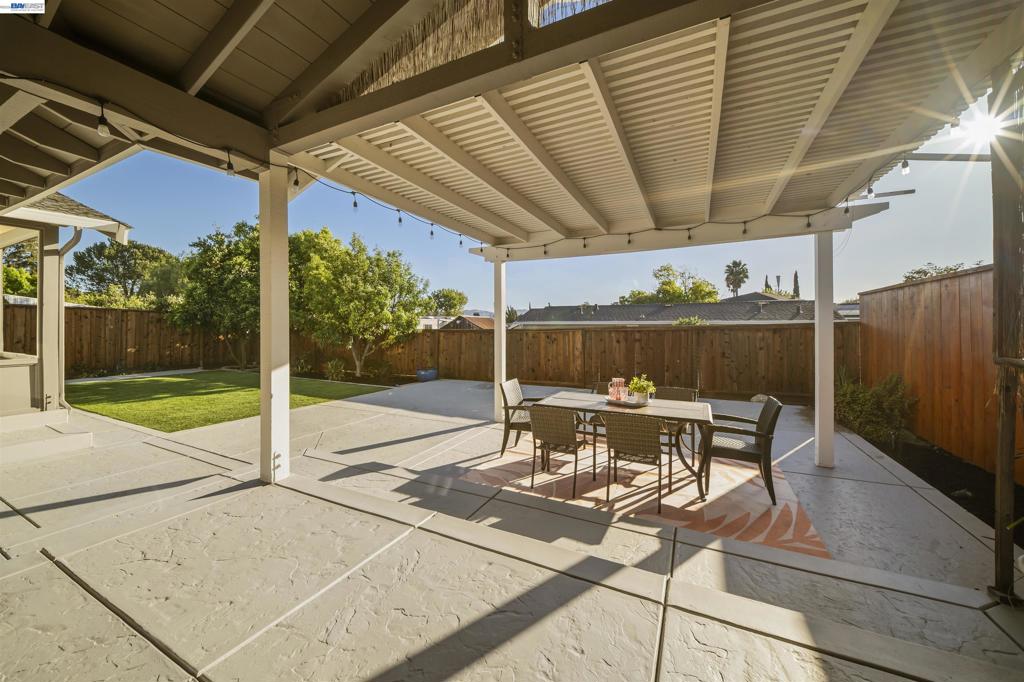 https://media.crmls.org/mediaz/890a30c3-84f3-4efc-8a9b-1f6a46d0f055.jpg?preset=X-Large