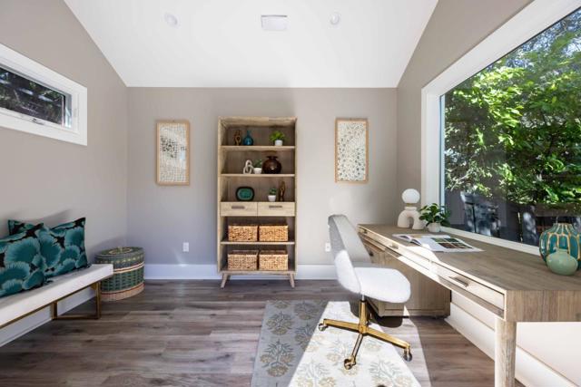 5 Oak Forest Court, Portola Valley CA: https://media.crmls.org/mediaz/890a4e4f-881f-44ec-a60f-c6c1ec8474b5.jpg