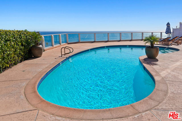 27400 Pacific Coast Highway, Malibu CA: https://media.crmls.org/mediaz/890aab46-a943-4399-a1ac-e6c5bbf0260e.jpg