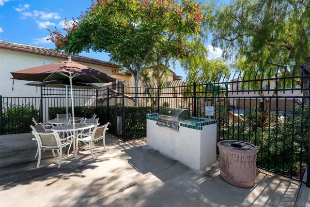 10860 Ivy Hill Dr, San Diego CA: https://media.crmls.org/mediaz/890ade44-008d-4979-9510-fee92a9b5fb1.jpg