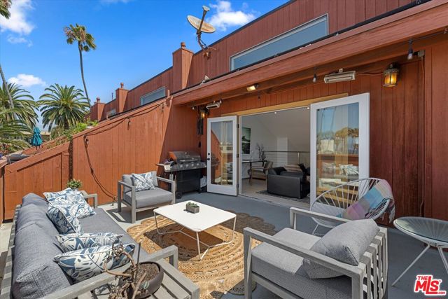 2108 Neilson Way, Santa Monica CA: https://media.crmls.org/mediaz/890aec07-e48e-4f75-ad52-1694157c4ab3.jpg