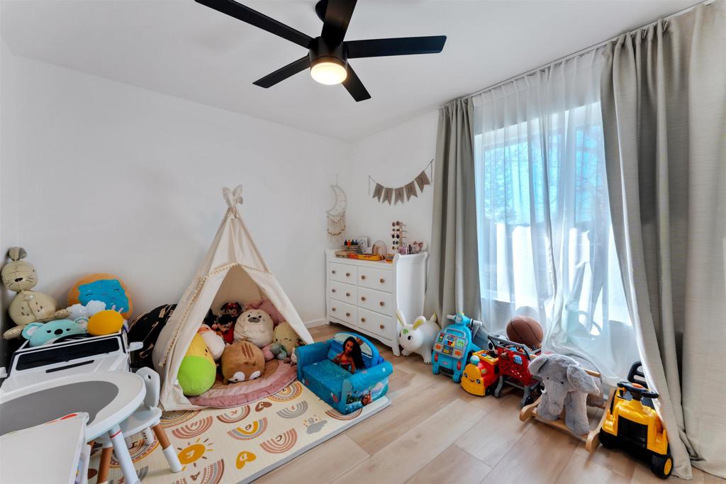 https://media.crmls.org/mediaz/890c5f15-c2d4-4271-8b54-ab5d5ee424f6.jpg?preset=X-Large