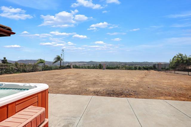 4009 11 Flowerwood Lane, Fallbrook CA: https://media.crmls.org/mediaz/89102dbd-fe25-471c-9c7a-7cd0e0e3d92c.jpg