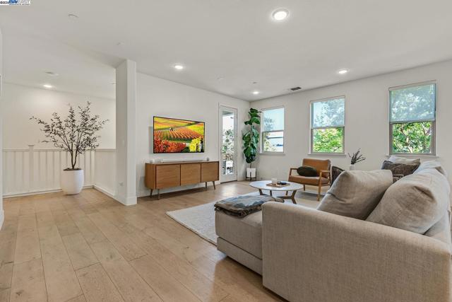 2683 5Th St, Alameda CA: https://media.crmls.org/mediaz/8910ba13-1765-4422-99ac-bd78d9946653.jpg