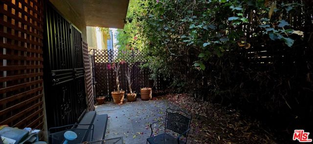 1433 N Martel Avenue, Los Angeles CA: https://media.crmls.org/mediaz/8910cb75-9adf-4241-b43f-06f371dffc97.jpg