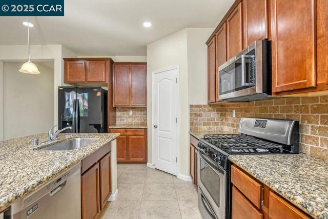 1410 Big Redwood Dr, Oakley CA: https://media.crmls.org/mediaz/8914147f-0163-43dd-92d1-9120cc3eb5b7.jpg