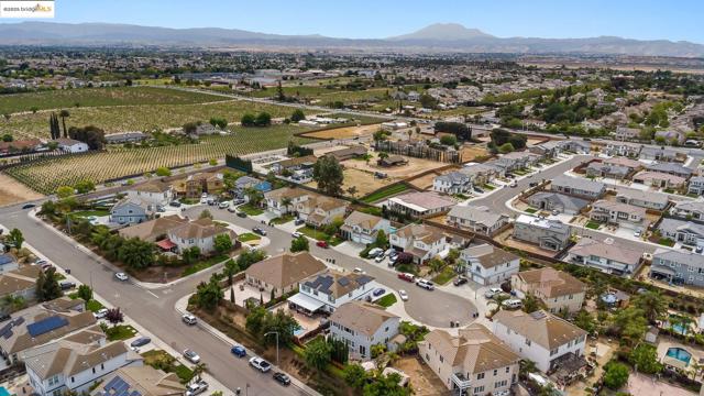 150 Ridge Crest Ct, Oakley CA: https://media.crmls.org/mediaz/89141481-e260-49a7-8a3e-48b8fa80b7dd.jpg