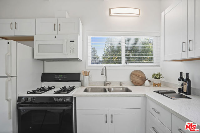 6002 Jumilla Avenue, Woodland Hills CA: https://media.crmls.org/mediaz/8914ab34-1b84-45d1-91dd-3377447932df.jpg