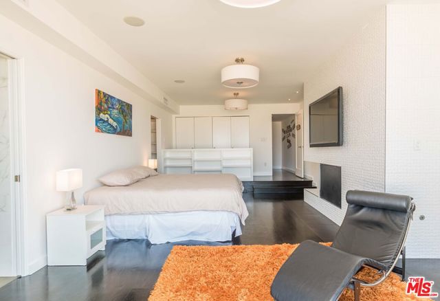 5205 Ocean Front Walk, Marina del Rey CA: https://media.crmls.org/mediaz/891570fb-c415-40ed-b18f-6324d5f815b6.jpg