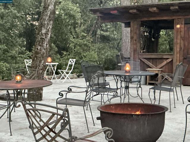 2450 Green Hill Rd, Sebastopol CA: https://media.crmls.org/mediaz/8916003f-085c-4d1e-a020-9afcc2da92c2.jpg