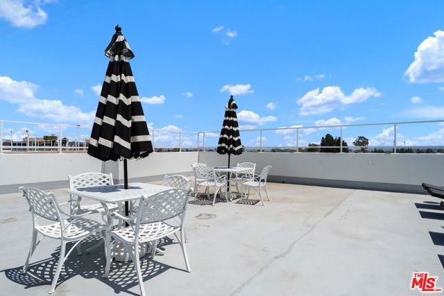9950 Durant Drive, Beverly Hills CA: https://media.crmls.org/mediaz/89161e6b-4eaf-46db-962f-db1c4271ef70.jpg