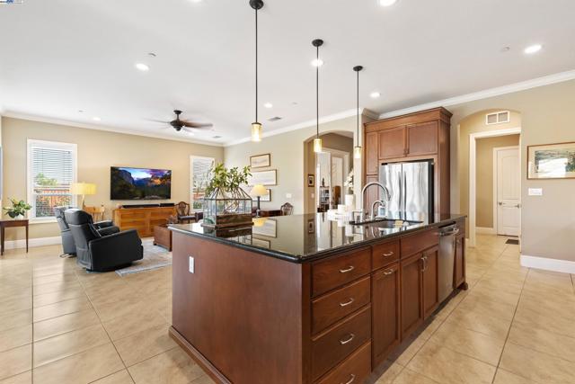 2062 Reserva Ct, Brentwood CA: https://media.crmls.org/mediaz/8916afa4-89a1-4510-8ea1-b1af86140b54.jpg