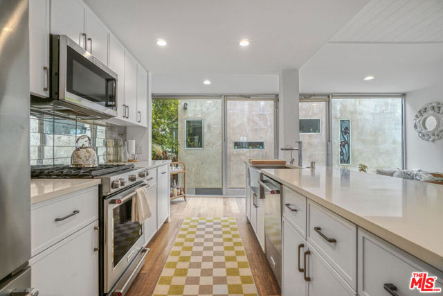 657 Mildred Avenue, Venice CA: https://media.crmls.org/mediaz/8916ba29-d088-490d-ae17-2a3f6cd7f475.jpg