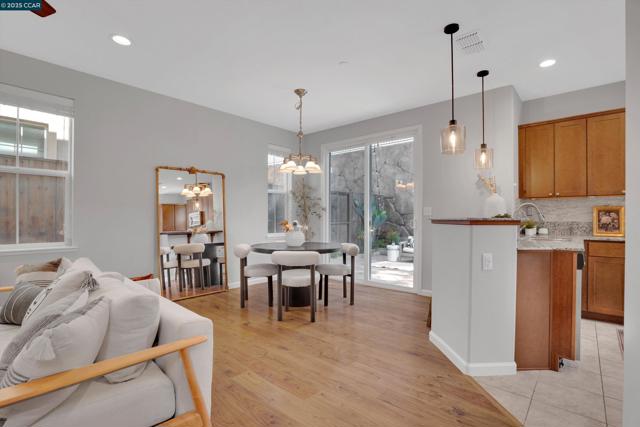218 Ladybug Ln, Martinez CA: https://media.crmls.org/mediaz/89175e73-0abe-4deb-990f-644dcb8c958b.jpg