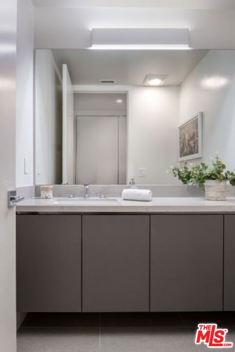 411 S Hamel Road, Los Angeles CA: https://media.crmls.org/mediaz/8917d6a6-42f6-41c2-a665-8cb5c90b75d4.jpg