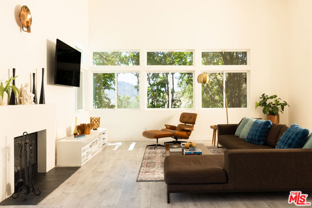 28333 Foothill Drive, Agoura Hills CA: https://media.crmls.org/mediaz/8917e54c-71f8-4d36-8ce2-81332532bc04.jpg