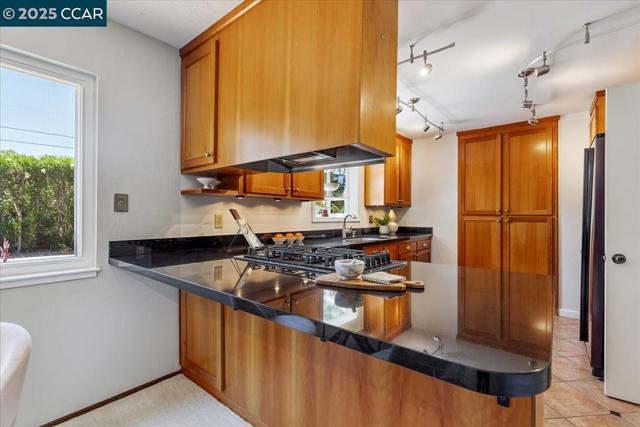 1759 Crescent Dr, Walnut Creek CA: https://media.crmls.org/mediaz/8918056e-6cf4-472d-812b-f86965a24955.jpg