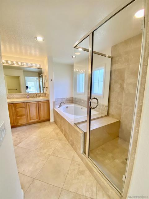 1326 Caminito Arriata, La Jolla CA: https://media.crmls.org/mediaz/89186ce8-55d6-48a1-9de5-c15c766e17cc.jpg