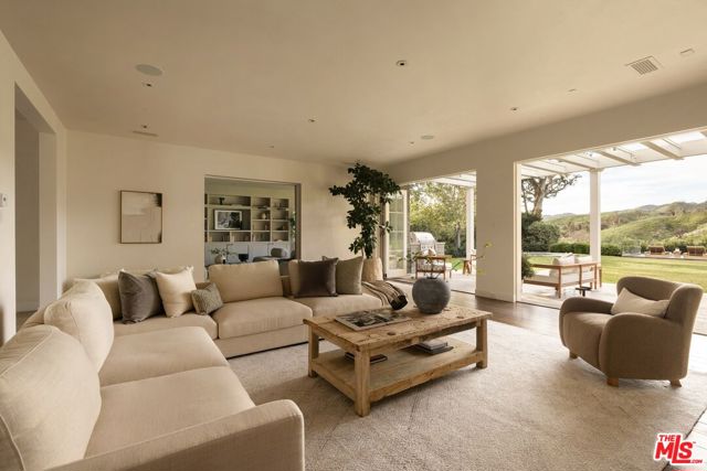 1319 Amalfi Drive, Pacific Palisades CA: https://media.crmls.org/mediaz/8918c40b-d17b-40e8-abdb-ae20ea5ffb14.jpg