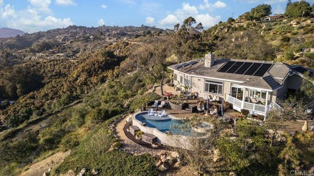 1078 Rainbow Crest Road, Fallbrook CA: https://media.crmls.org/mediaz/89190337-8a47-4cc8-b323-550cc293a1d5.jpg