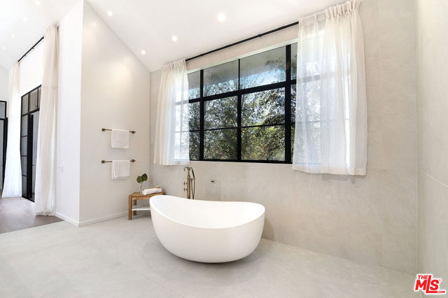 745 E Sunset Avenue, Venice CA: https://media.crmls.org/mediaz/8919e482-ef92-4783-8830-93fac85ac853.jpg