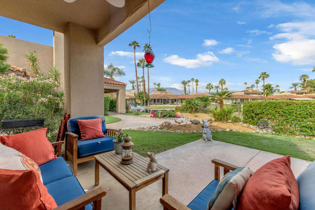 165 Lake Shore Drive, Rancho Mirage CA: https://media.crmls.org/mediaz/891aa2d2-8d60-4c5f-a810-d5f892067ca3.jpg