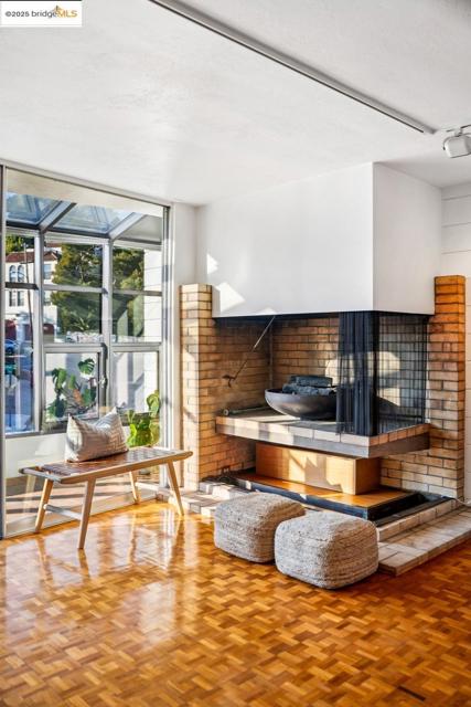 2760 Park Blvd, Oakland CA: https://media.crmls.org/mediaz/891d40cf-3b6b-47bc-bd80-15b0a0d1a8ad.jpg