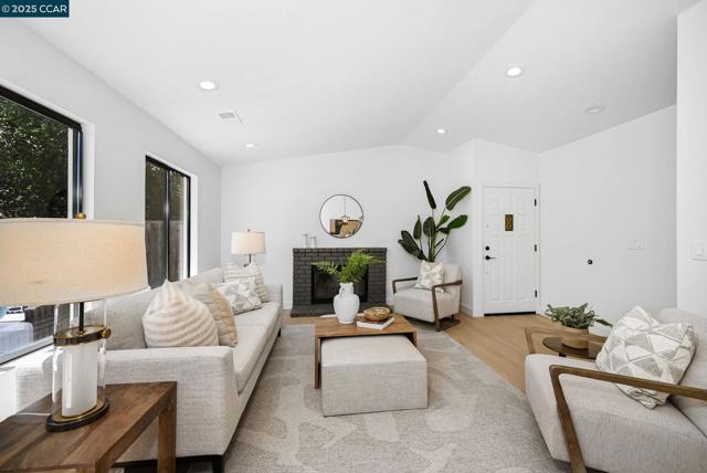 2085 Shady Creek Pl, Danville CA: https://media.crmls.org/mediaz/891ebbf8-6bfc-4e95-95bc-c84d3b1240ce.jpg