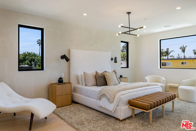 2115 Walnut Avenue, Venice CA: https://media.crmls.org/mediaz/891f9e5d-7c5a-4b11-a592-85d69d26b443.jpg