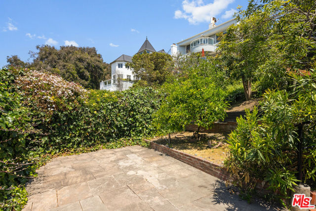 117 Ocean Way, Santa Monica CA: https://media.crmls.org/mediaz/891fe8f0-2823-405f-beb7-59924f6ebe77.jpg