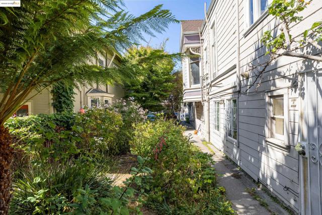 102 Hamilton Pl, Oakland CA: https://media.crmls.org/mediaz/89203a3f-9352-4695-9c81-f8f16c782ae3.jpg