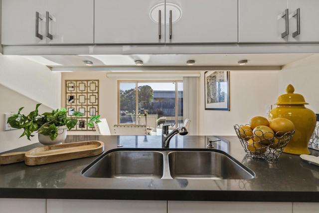 688 Mariners Island Boulevard, San Mateo CA: https://media.crmls.org/mediaz/892122f4-3b0d-4866-93cc-37e0319166e1.jpg