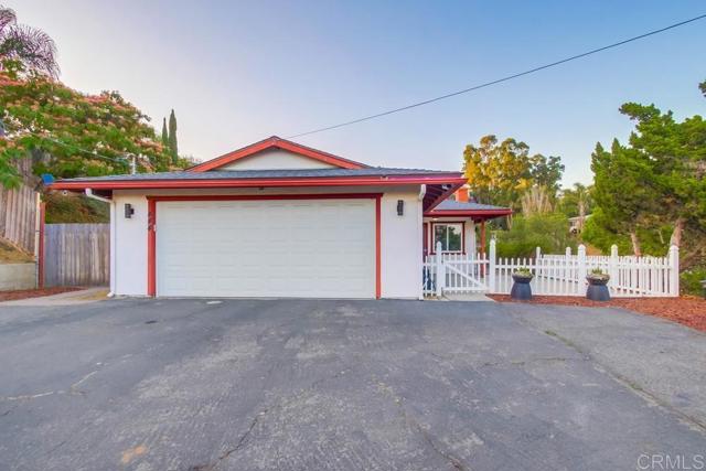 444 Victoria Place, Vista CA: https://media.crmls.org/mediaz/89217916-a981-4620-b9d0-2ab1ad956eb4.jpg