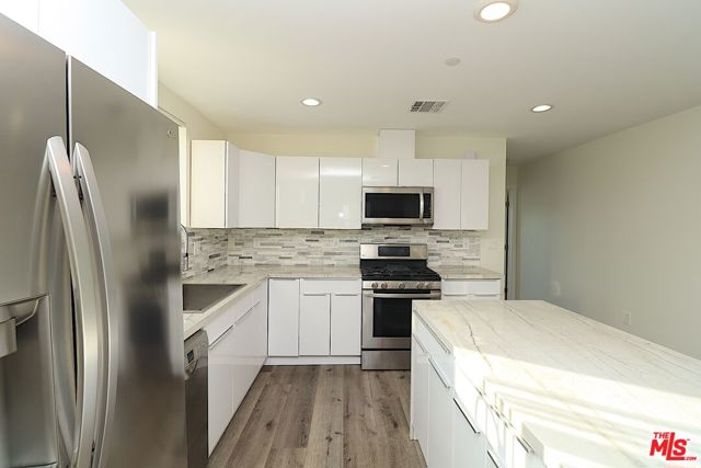 2121 S Burnside Avenue, Los Angeles CA: https://media.crmls.org/mediaz/8921da5e-2d75-4898-b887-3090afb81281.jpg