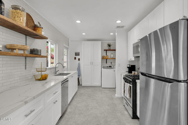 410 W Spazier Avenue, Burbank CA: https://media.crmls.org/mediaz/8922066e-c17c-475c-a975-dbf05632baea.jpg